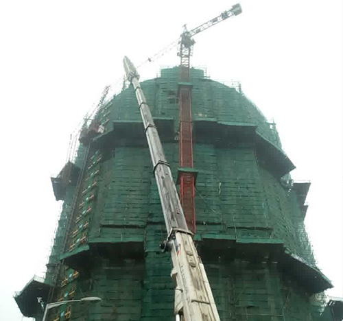和平吊车在工地上作业